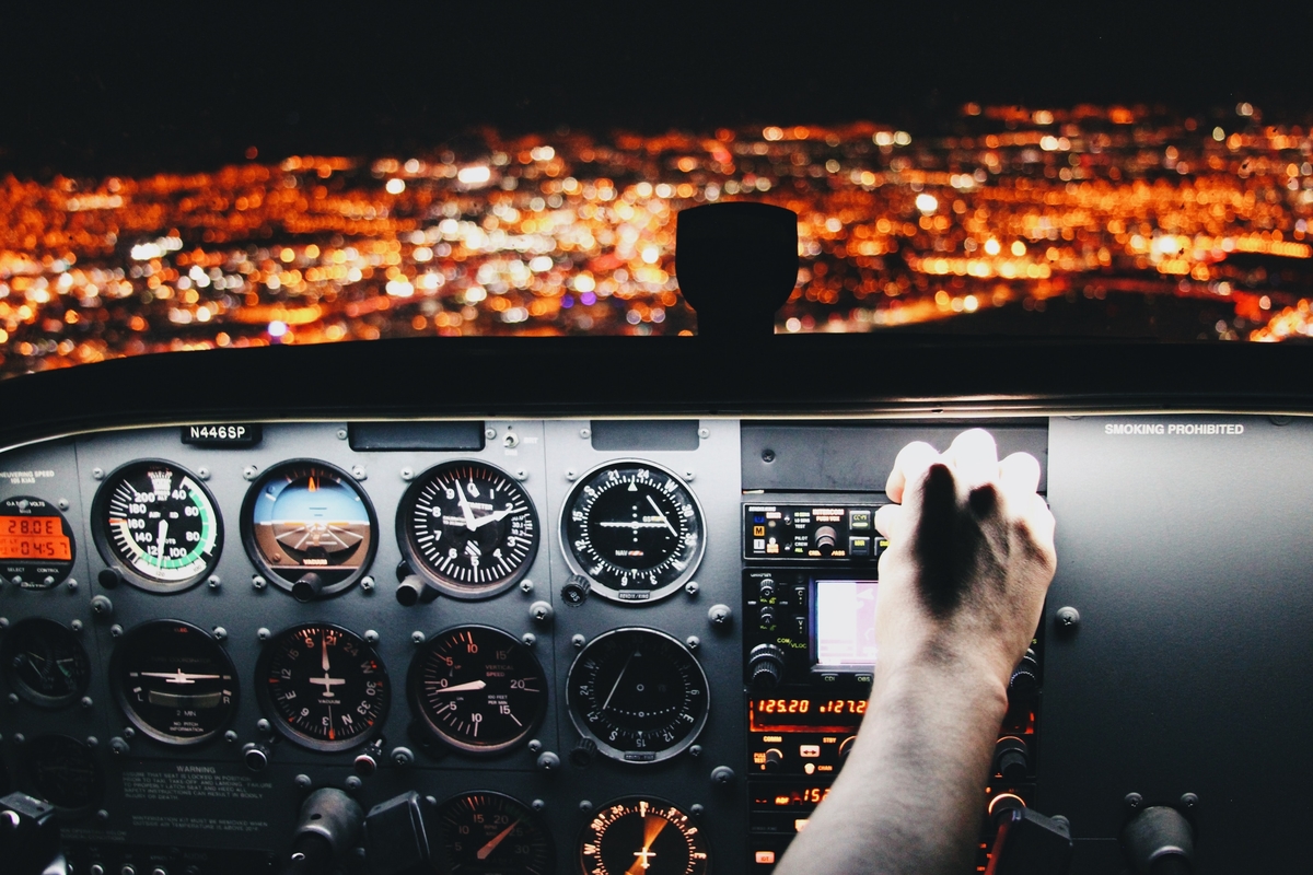 Vivi l’esperienza di volare su un Boeing 737 accompagnato da un vero comandante di volo